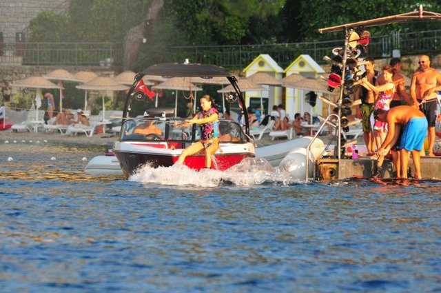 Harun Tan, ilk evliliğinden olan oğlu Can'la gittiği kickbox dersinin çıkışında boşanmayla ilgili olarak, "Ebru'yla bundan sonra da görüşeceğiz.