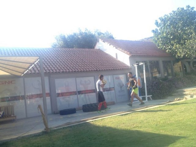 Tan, büyük oğluyla geldiği klüpte özel hocasıyla 2 saat kick-box çalıştı.