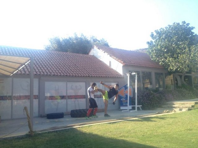 Boşandığı eşi Ebru Şallı'yla birlikte Bodrum'da tatilde olan Harun Tan önceki gün özel hoca eşliğinde 2 saat kick-box yaptıktan sonra gazetecilerin, "Yüzmek yerine neden kick-box yapıyorusunuz?" sorusuna "Dövülecek o kadar çok adam var ki'' diye cevap verdi.