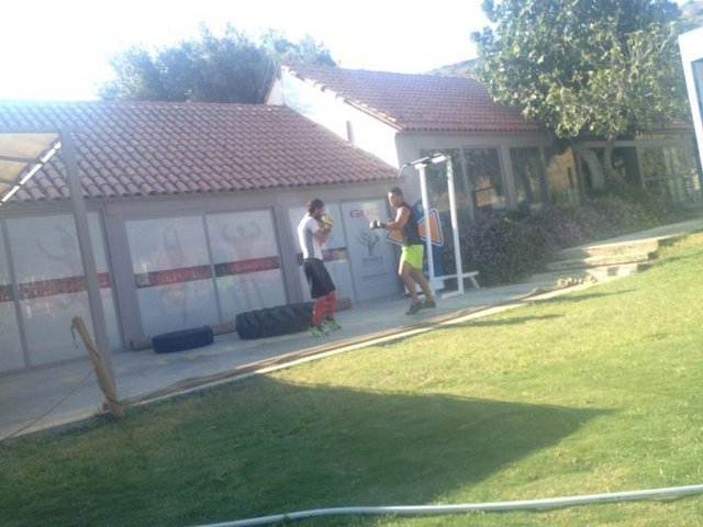 Spor yaparken hırsıyla dikkat çeken Harun Tan, kulüp çıkışı gazetecilerin sorularını önce duymazdan geldi.