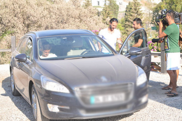 Tan ısrarılı sorular üzerine boşanmayla ilgili, "Anlaşarak boşandık.