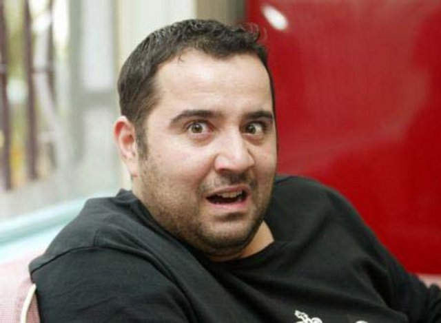 ATA DEMİRER -  - Yılın büyük kısmını Bozcaada'da geçiren Ata Demirer, sonunda hayaline kavuşuyor. Eyvah Eyvah ve Eyvah Eyvah 2 filmlerinin çekimlerini de burada yapan ünlü komedyen, Bozcaada'da bir üzüm bağı sahibi olmak için kolları sıvadı. Bu hayalini twitter'da da paylaşan Ata Demirer, aradığı bağı sonunda buldu... -