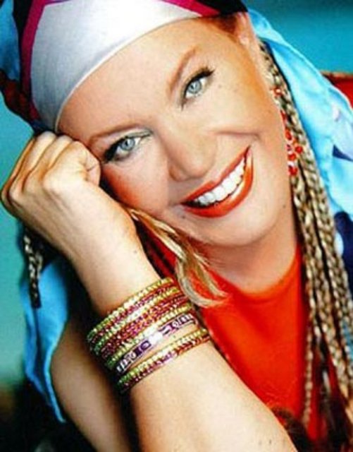 EMEL SAYIN - Wolksvagen turbo jeep, Demirciköy`de bir villa, Datça`da bir yazlık, Nişantaşı`nda bir dükkan, bankada bir miktar para, altın takı seti. ..