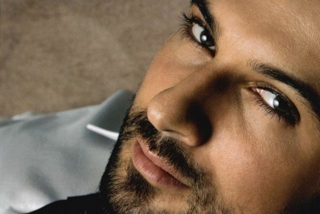 Sanatçı yüzde 5 gibi düşük bir faiz oranıyla satın aldığı dairenin borcunu toplam 24 yılda ödeyecek), Los Angeles`ta studio daire, iki cip, bir otomobil. ..