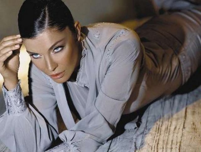 DENİZ AKKAYA - Bebek`te yalı dairesi, Audi Q7 cip. -