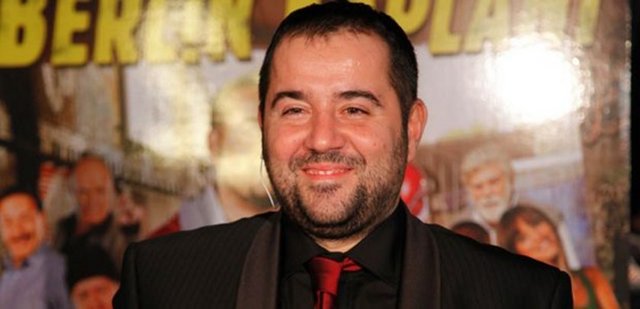 Habbele Koyu olarak bilinen bölgedeki 7 dönümlük üzüm bağını gözüne kestiren ünlü komedyen, araziye sahip olmak için kolları sıvadı. Ata Demirer, aynı zamanda deniz manzaralı da olan üzüm bağını 300 bin TL'ye almayı planlıyor. Komedyen, arazisinde kendi ürünlerini yetiştirecek...