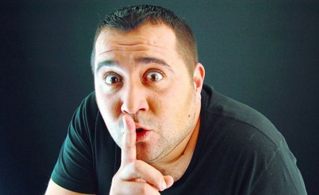 Bozcaada deyince akla gelen ünlülerden biri de Ata Demirer. Her fırsatta Bozcaada'da huzur bulduğunu ve teknesiyle koy koy gezdiğini dile getiren Demirer'in adada bir de bağ evi var...