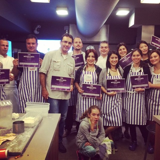 Hazal Kaya katıldığı yemek kursunu bitirdi.