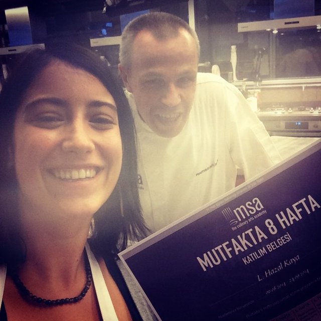 Başarılı oyuncu Hazal Kaya katıldığı yemek kursunda 8 hafta süren eğitimini tamamladı.