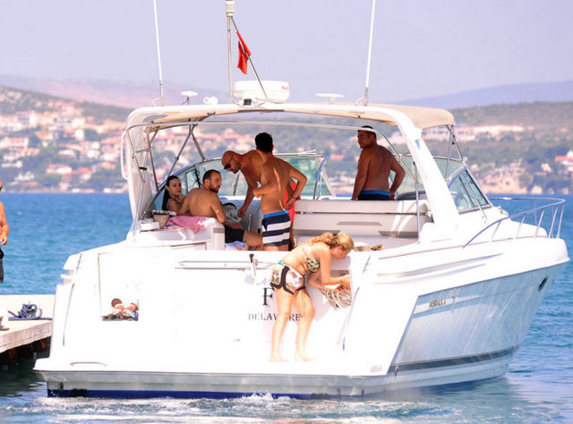 Galatasaray'da beklenen performansı gösteremeyen ve gelecek sezonda Şanlıurfaspor forması giyecek olan Sercan Yıldırım, evlilik hazırlıkları yaptığı Tuvana Türkay ile Çeşme'de tatil yapıyor.