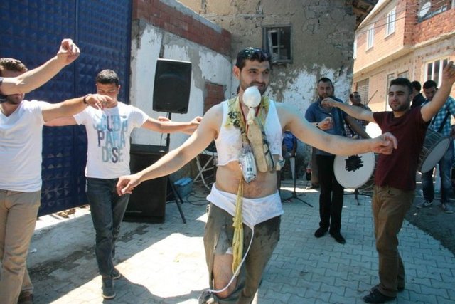 BUNLARI DA GÖRDÜK!Türkiye'deki ilginçlikler saymakla bitmiyor! İşte yurdum insanından, en az bu "talihsiz damat" kadar şaşırtan bazı manzaralar: