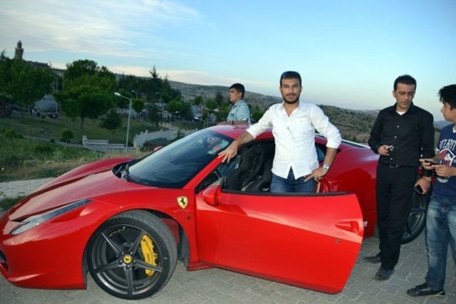 33 yaşındaki iş adamı Faruk Yıldırım Almanya'dan memleketi Elazığ'a Ferrari'siyle geldi. Tatilini geçirdiği Elazığ'da Ferrari'yle üç metrelik su borusunu taşırken fotoğraflanıp sosyal medyaya atılması sosyal medya da ilgi odağı oldu.