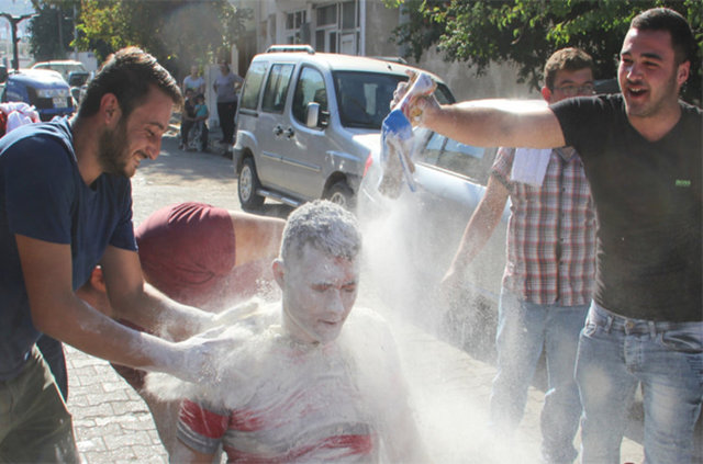 Eziyet bununla da kalmadı. Damat ve sağdıcı, bu halde sokak ortasında davul zurna eşliğinde göbek attı. İlginç damat tıraşı izleyenleri gülmekten kırdı geçirdi. IHA