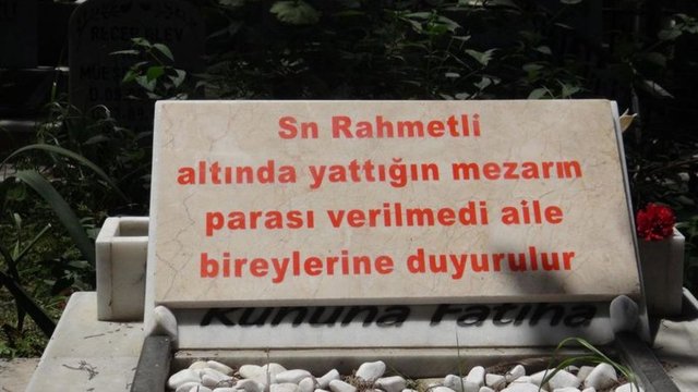 Aydın'ın Kuşadası İlçesi'ndeki Adalızade Mezarlığı'nda mezar yapan mermer ustası, alacağını tahsil edemeyince kabrin başına koyduğu mezar taşına, 'Sn. Rahmetli altında yattığın mezarın parası verilmedi aile bireylerine duyurulur' yazdı.