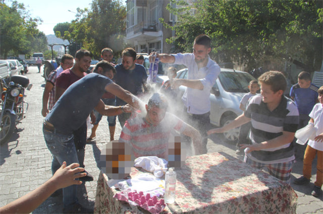 Ezine'de dünya evine girmeye hazırlanan Halil Uslu, damat tıraşı için sokakta kurulan berber koltuğuna oturdu. Ancak damadın başına tıraştan başka her şey geldi.