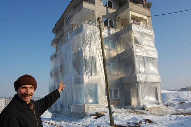 Bu nedenle apartamının alttan üç katını naylonla kaplayabildik. Bu işlemi yaptıktan sonra evimiz ısınmaya başladı. Yüzde 30 yakıt tasarrufu elde ettik. Naylonun rüzgardan yırtılmaması için de demir çubuklarla güçlendirdik." dedi.