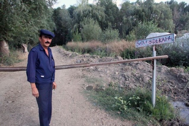 Bazı kişilerin yolu kapattığı için kendisine kızdığını dile getiren Keleş, huzur ve güvenliği sağlamak için buna mecbur olduğunu sözlerine ekledi.(AA) 