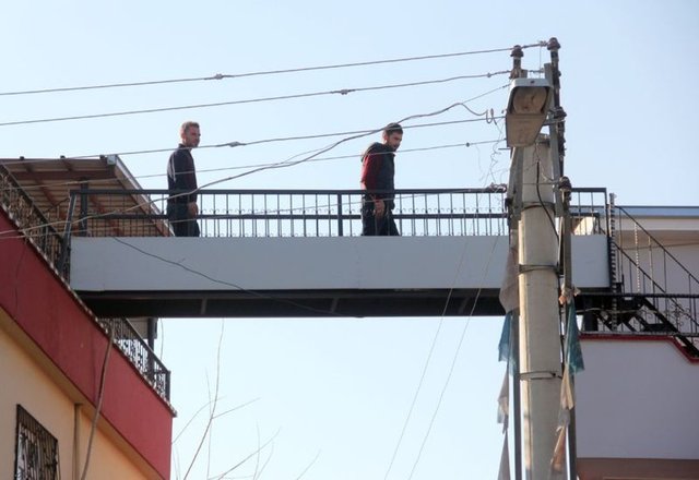 3 bin lira para harcayarak üst geçit yaptırdığını ancak buna değdiğini söyleyen Necmettin Afşin, "Oğlum ve gelinim hem yorulmasın hem de altta kahvehane olduğu için ulaşımı kolaylaştırmak isterken üst geçit yaptırma fikri doğdu. Kimseden örnek almadım kendim düşündüm ve yaptırdım. Şimdi çok güzel oldu" dedi.