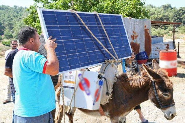 İzmir Damızlık Koyun Keçi Yetiştiricileri Birliği, alt yapı hizmetlerinin bulunmadığı kırsal, dağlık bölgede hayvancılık yapanlara ve çobanlara güneş enerjisinden elektrik üreten sistemi hayata geçirdi.