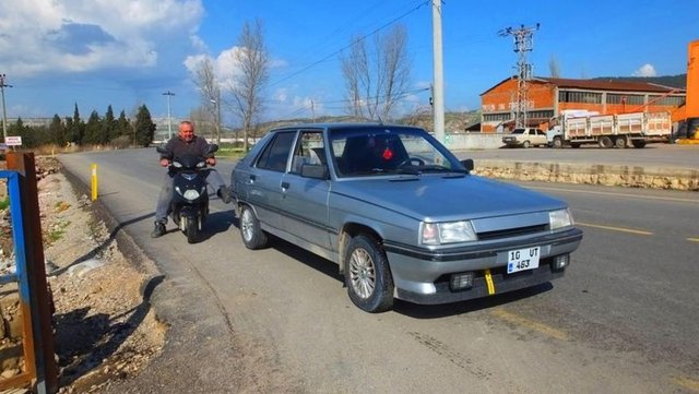 Balıkesir'in Bigadiç İlçesi'nde otomobil tamirciliği yapan Emin Kırbaş, yakıtı biten araç sürücülerine ilginç bir yöntemle destek veriyor. 