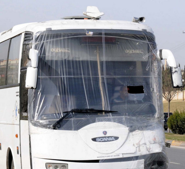 Karıştığı bir kaza sonrası kırılan camını naylonla kapatıp açtığı delikle önünü görmeye çalışan bir sürücü objektiflere böyle yansıdı.