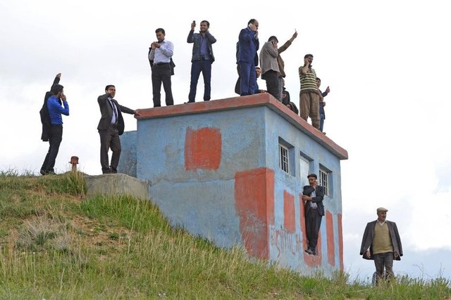 Karlı, yağışlı ve fırtınalı günlerde tepeye gidemedikleri için dış dünyayla irtibatları kesilen, acil durumlarda da sağlık ekiplerine ulaşamayan köylüler, tüm zorluklara rağmen yaşamlarına devam ederken...