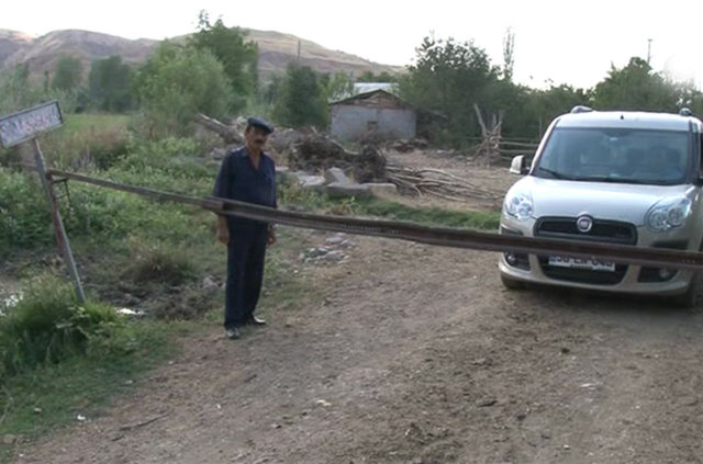 Muhtar Keleş, AA muhabirine yaptığı açıklamada, "Köyümüzün içerisinden geçen yol, özellikle baraj gölü kenarına giden piknikçilerin güzergahı olarak kullanılıyor. Akşam saatlerinde özellikle içki içenlerin uğrak yerleri haline geldiği için bu da bizleri rahatsız etmeye başladı. Söz konusu kişiler köyden geçerken rahatsız oluyoruz. Ben de bu nedenle akşam saat 20.00'de bariyeri kapatıyorum ve kilitliyorum, saat 07.00 sularında ise tekrar açıyorum" diye konuştu. Köylerinin çok eski bir yerleşim yeri olduğunu anlatan Keleş, köyün güzelleşmesi için elinden geleni yaptığını belirtti.