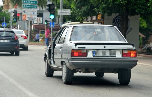 Merkez Seyhan İlçesi Kıyıboyu Caddesi üzerinde genç yönetimindeki, bir sürücü kapısı olmayan otomobilin yolda hareket halinde olduğunu gören diğer sürücüler şaşırdı.