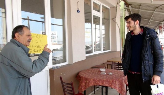 İncivez Mahallesi'nde 4 yıldır kahvehane işleten Nevzat Topçuoğlu, son günlerde mahallede ve çevresinde grip hastalığının yaygınlaşması üzerine hazırladığı, 'Grip olan kahvehaneye gelmesin' yazısını işyerinin girişine astı.