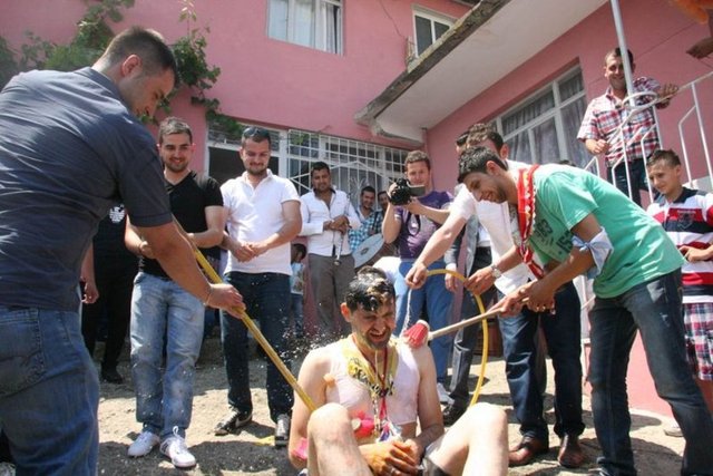 Arkadaşları, kafasında yumurta kırıp un döktükleri damadı, daha sonra leğenin içine oturtup fırçayla yıkadı.