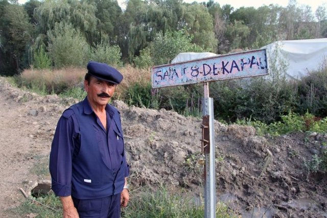 Sivas'ın Suşehri ilçesine bağlı Küçükgüzel köyünün muhtarı Mehmet Keleş, "alkollü kişilerin geçiş güzergahı haline geldiği" gerekçesiyle köyden Kılıçkaya Baraj Gölü'ne giden stabilize yolu her gün saat 20.00'den sabah 07.00'ye kadar demir bariyerle kapatıyor