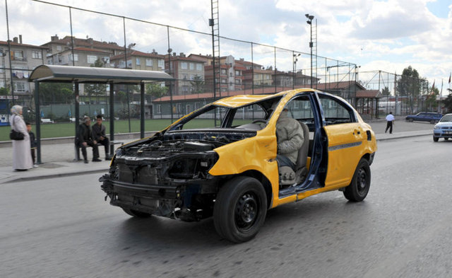 Ankara Dikmen Caddesi'nde hurdaya dönen aracı ile seyreden bir otomobil görenleri hayrete düşürdü