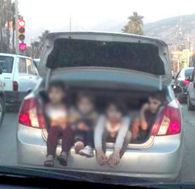 Tehlikeli yolculuk!Hatay'ın İskenderun İlçesi'nde bir kişi çocukları otomobilinin bagajında taşıdı. Bu tehlikeli yolculuğu bir vatandaş cep telefonuyla fotoğrafladı.