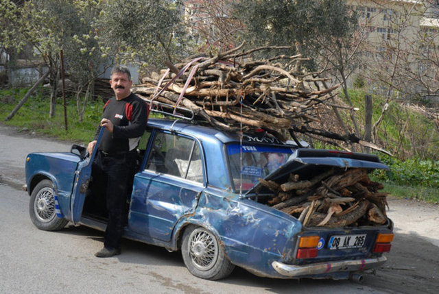 Artvin'de bir sürücü 1974 model Murat 124 marka otomobilinin bagajını ve üstünü kışın kullanacağı odun ile doldurarak yoluna devam etti