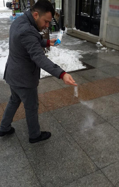 İstanbul'da bir esnaf iş yerinin önündeki karları temizledikten sonra kapısının önüne sofra tuzu döktü.