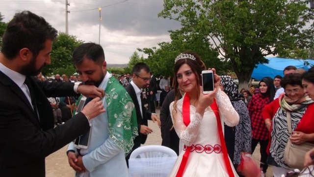 Damat Güneş arkadaşlarının takı olarak iphone telefon takmalarının kendisi için sürpriz olduğunu söylerken, gelin Gülnur Güneş de ''Çok şaşırdık, böyle bir şey beklemiyorduk. Herkese teşekkür ederiz, eşimin lakabına uygun bir tören oldu'' dedi.