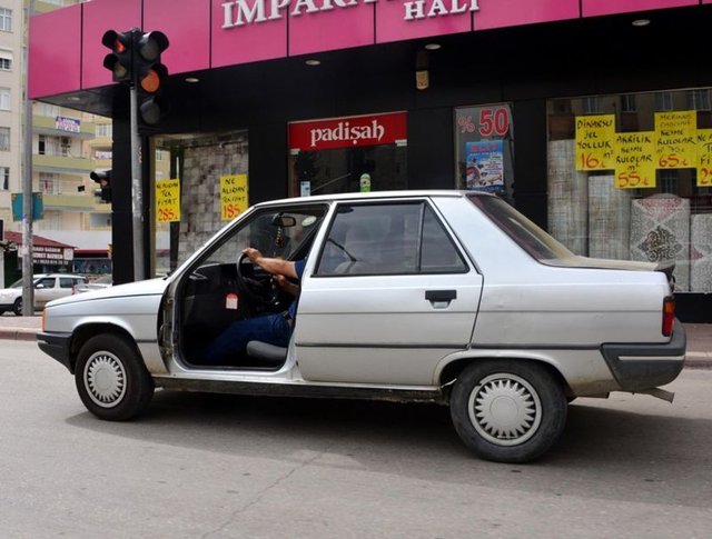 Adana'da kapısı çıkarılan otomobille yolculuk yapan bir sürücü, kendisini tehlikeye atıp trafikte görenleri şaşırttı.