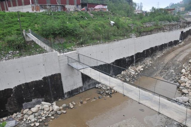 Rize- Güneysu duble karayolu inşaatı nedeniyle Akarsu Köyü'nde yol genişletme ve istinat duvarı yapımına başlandı.