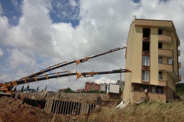 Kocaeli'nin Gebze İlçesi'nde, inşaatı birkaç ay önce biten 5 katlı bir apartman, yanında başlatılan yeni inşaatın temel kazısı nedeniyle yıkılma tehlikesiyle karşı karşıya kaldı.