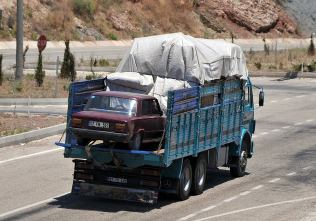 Türk insanı trafikte de korkmuyorKamyon sürücüsü, kasasında yük ile birlikte taşıdığı otomobilin yarattığı tehlikeye aldırmadan yoluna devam etti.