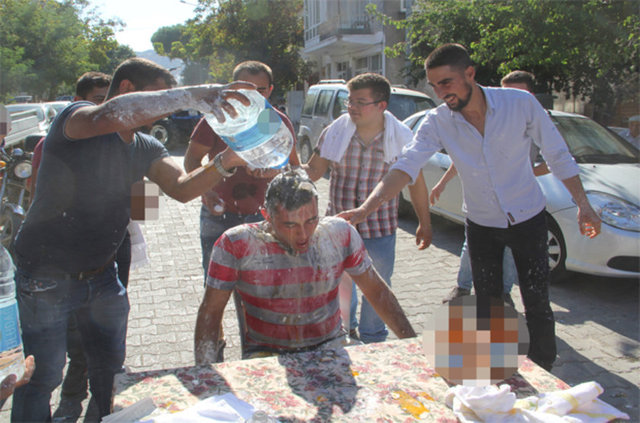 YURDUM İNSANINDAN ŞAŞIRTAN MANZARALAR - Çanakkale'nin Ezine ilçesinde bir damada yapılan eziyetler izleyenleri şaşırttı. Damadın arkadaşları, tıraş olmak için gelen damadın kafasında yumurta kırıp içkiyle yıkadı. Damat ve sağdıcı, un, yumurta ve alkole bulanmış halde göbek attı.