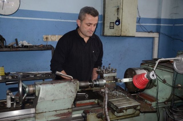 Torna ustası 42 yaşındaki Hasan Erol, atölyesinde tasarladığı mini kamyoneti yapmak için motosiklet motoru temin ederek hurdacılardan eski araç parçaları topladı.