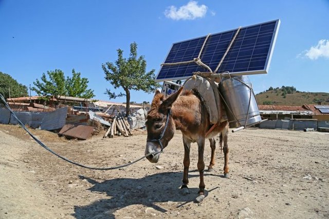 Yerine göre yerleşik, yerine göre ise seyyar olarak eşek sırtında da taşınabilen sistem sayesinde çobanlar cep telefonlarını, diz üstü bilgisayarını şarj edip radyo dinleyebiliyor, elektriğin her türlü nimetinden faydalanabiliyor.