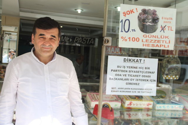 Yeşil Caddesi'nin 31 yıllık esnaflarından Yüksel Cihan, dükkanına astığı yazı ile dikkatleri üzerine topladı.