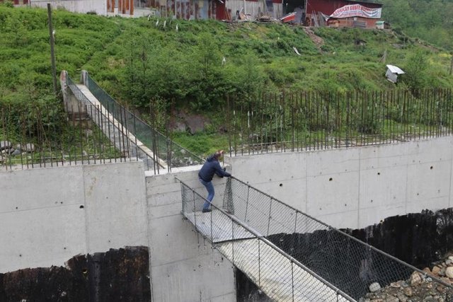 Köylüler şimdi asma köprüden karşıdan karşıya geçerken duvarın üzerinden atlamak zorunda kalıyor. Köy muhtarlığı durumu Karayolları Rize 103'üncü Şube Şefliğine bildirerek önlem alınmasını istedi.