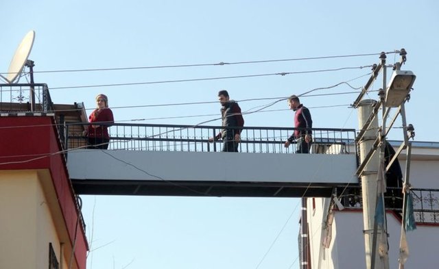 Orhan Afşin ise babasının kendisini ve eşini düşünerek üst geçit yaptırdığını ifade ederek, "Artık yorulmadan kolaylıkla birbirimize gidip geliyoruz. Baba çok teşekkür ediyorum" diye konuştu. (İHA)