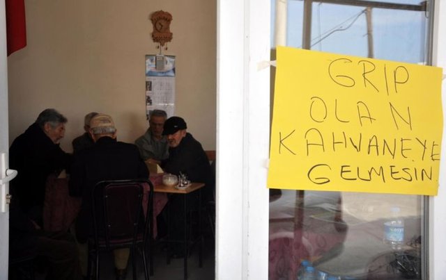 Topçuoğlu, "Burası mahalle kahvesi. Ve mahallede hemen hemen herkes grip olmuş durumda. Buraya sürekli gelen müşterilerimin de çoğu aynı şekilde grip. Bu yüzden bu yazıyı asmak zorunda kaldım. Grip olanlar bu yazıyı görünce içeriye girmiyor.