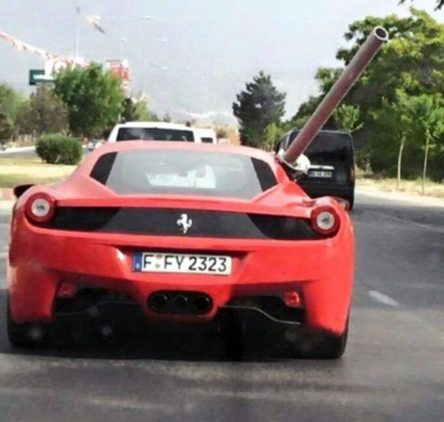 Elazığ'da babasını kırmayan iş adamı Faruk Yıldırım, Ferrari marka lüks otomobili ile boru taşıdı.