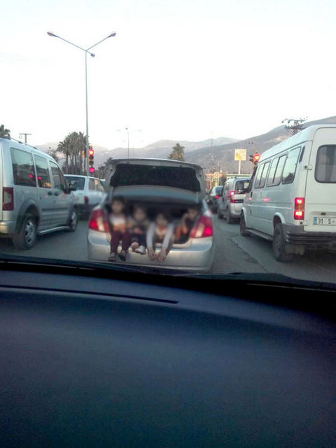 İskenderun'un en işlek yollarından biri olan Adana-İskenderun-Hatay karayoluna seyir halinde olan plakası alınamayan bir otomobilin bagajındaki 4 çocuk görenleri hayrete düşürdü.