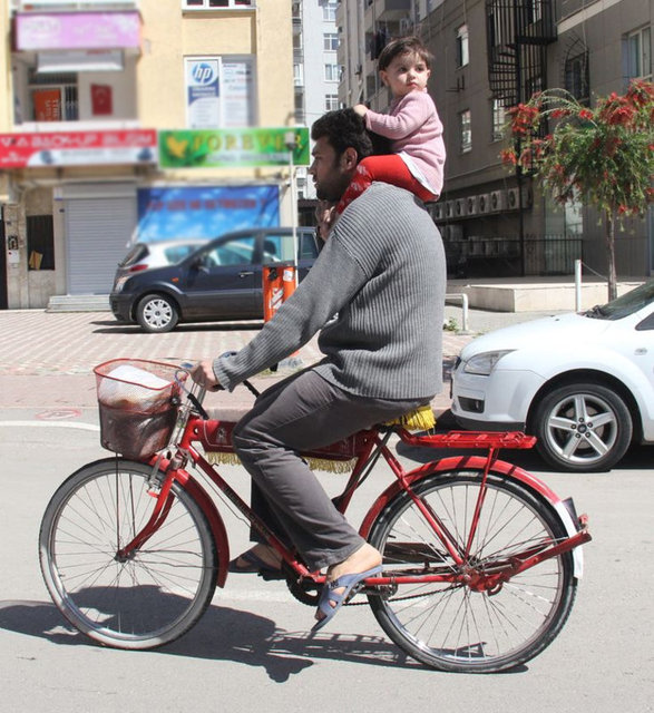 Küçük kız çocuğu ise babasının sadece saçından tutarak tutunmaya çalıştı. Baba tehlikeye aldırmadan sürücülerin şaşkın bakışları arasında yoluna devam etti. Kaza tehlikesi de atlatan baba basın mensubunun "Kızınız böyle düşmez mi" sorusuna sadece güldü.